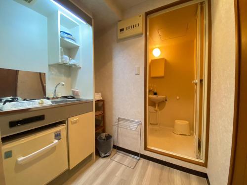 a small bathroom with a sink and a toilet at マルチステイ大阪京橋22 in Osaka