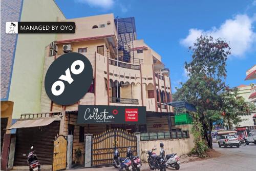 ハイデラバードにあるSuper Collection O Townvilla Guest House near Begumpet Metro Stationの正面にバイクを停めた建物
