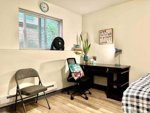 Katil atau katil-katil dalam bilik di Private Room with Shared Bathroom on the 1st Floor 10 minutes walk to University of Washington