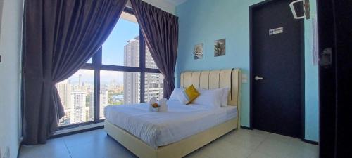 Un dormitorio con una cama y una ventana grande. en Stylish Urban Suite Penang - with infinite pool, en Jelutong