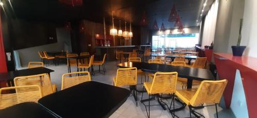 a dining room with tables and chairs in a restaurant at HOTEL TURIS Desayuno Incluido! in San Rafael