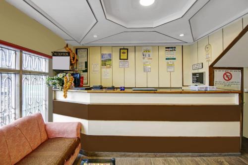 una sala de espera con un mostrador y un sofá en HOTEL CRYSTAL PALACE, en Shimla