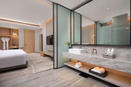 Cama o camas de una habitación en Crowne Plaza Zhoushan Seaview by IHG