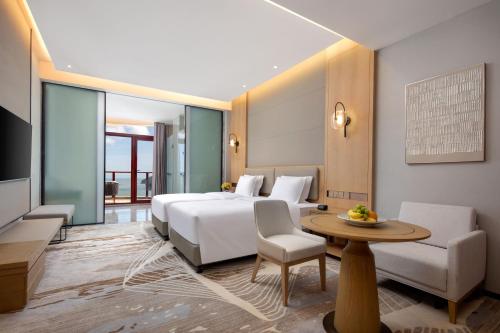Una televisión o centro de entretenimiento en Crowne Plaza Zhoushan Seaview by IHG