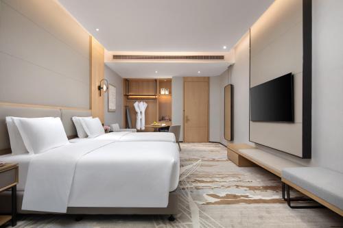 Una televisión o centro de entretenimiento en Crowne Plaza Zhoushan Seaview by IHG