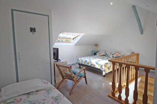 um quarto com 2 camas e uma clarabóia em Le gite du sabotier em Ambazac