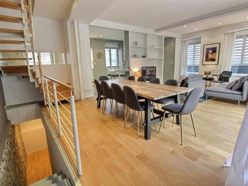 une salle à manger et un salon avec une table et des chaises dans l'établissement Maison de caractère avec jacuzzi et parking à deux pas du centre historique de Colmar - FR-1-722-3, à Colmar