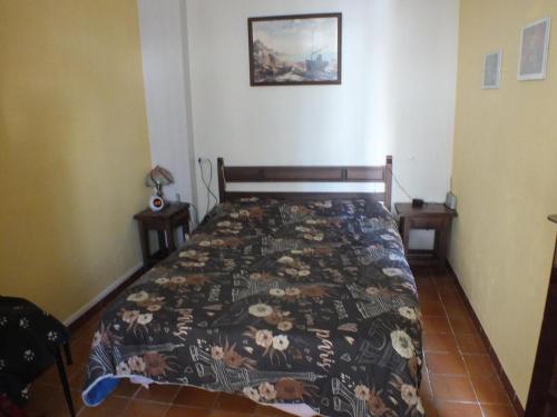 ein Schlafzimmer mit einem Bett mit einer Bettdecke darauf in der Unterkunft Apartamento Roses, 2 dormitorios, 5 personas - ES-204-58 in Roses