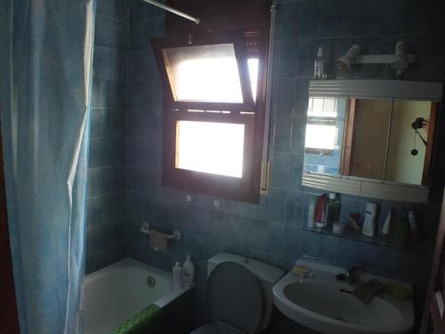 ein Bad mit einem Waschbecken, einem WC und einem Fenster in der Unterkunft Apartamento Roses, 2 dormitorios, 5 personas - ES-204-58 in Roses