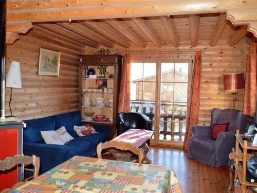ein Wohnzimmer mit einem blauen Sofa und einem Tisch in der Unterkunft Chalet Font-Romeu-Odeillo-Via, 4 pièces, 6 personnes - FR-1-580-101 in Font Romeu Odeillo Via