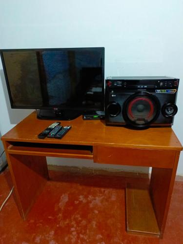 een bureau met een televisie, een speaker en een camera bij Apartamento semi Urbano 