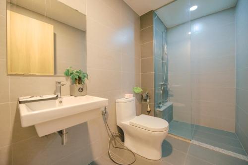 a bathroom with a toilet and a sink and a shower at Căn hộ 2pn2wc Celadon City Aeon Mall Tân Phú in Ho Chi Minh City