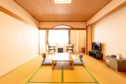 Una televisión o centro de entretenimiento en Ooedo Onsen Monogatari Aizu