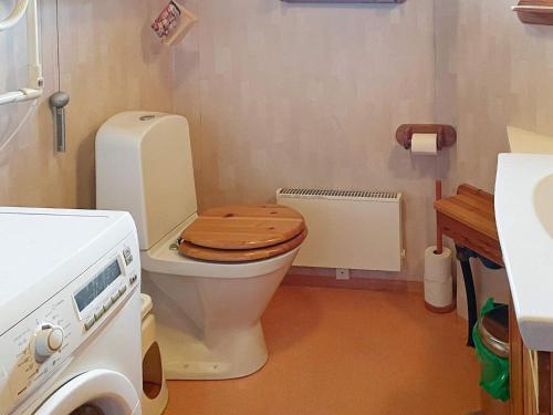 エークシェーにあるHoliday home EKSJÖ IIのバスルーム(木製の便座付きトイレ付)