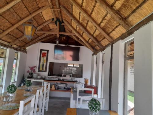 uma cozinha e sala de jantar com tecto em madeira em Isabel's B & B em Krugersdorp