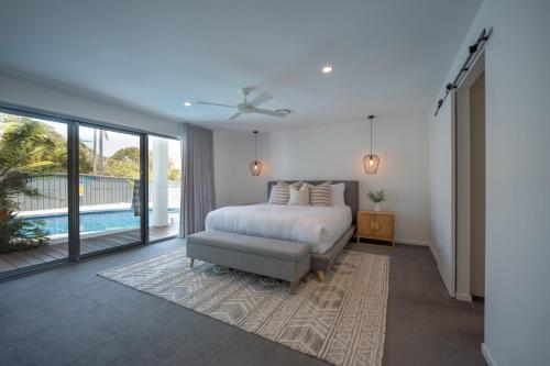 um quarto com uma cama e uma porta de vidro deslizante em Quail Cove em Gold Coast