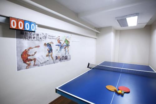 ein Zimmer mit einer Tischtennisplatte und einem Schild in der Unterkunft Private GameRoom and Cinema at The CEO Penang in Bayan Lepas