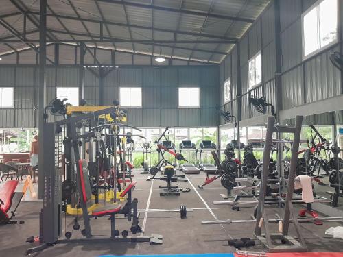 un gimnasio con un montón de equipos de ejercicios. en Thaineth Sport Camp en Nong Prue