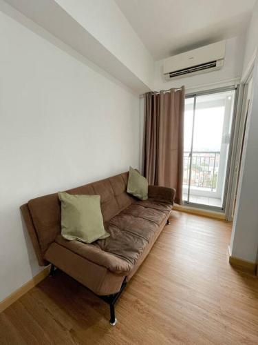 Χώρος καθιστικού στο Modern Minimalist 2BR M-Town Residence Serpong