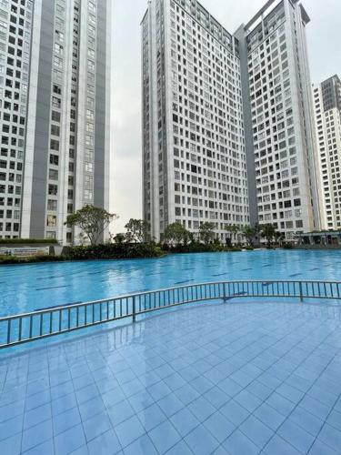 Πισίνα στο ή κοντά στο Modern Minimalist 2BR M-Town Residence Serpong