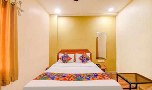 1 dormitorio con 1 cama en una habitación en FabHotel Kamala Inn en Kotrung