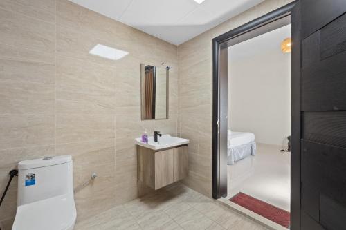 ein Bad mit einem WC und einem Waschbecken in der Unterkunft Terminal Majesty Villa Haven 3bedroom near DXB T3 in Dubai