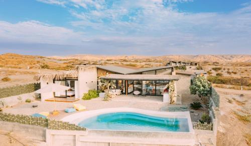 an aerial view of a house with a swimming pool at Wiro House - Casa de Playa en Vichayito in Vichayito