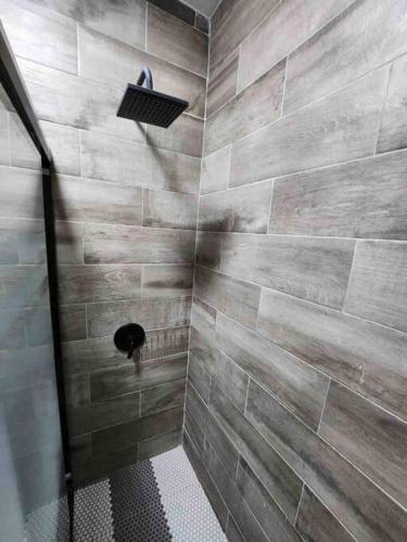 un bagno con doccia con parete in pietra di Departamento con buena ubicación a Ciudad Juárez