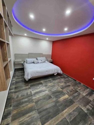 una camera da letto con un letto grande con un soffitto blu di Departamento con buena ubicación a Ciudad Juárez