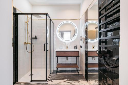 een badkamer met een douche en een wastafel bij White Lotus - LoftAffair Collection in Krakau