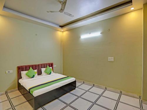 een slaapkamer met een bed in een kamer bij OYO Hotel Expo View Stay in Noida