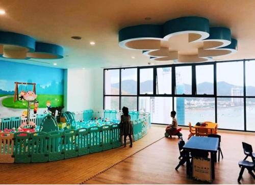 Гостиная зона в Beachfront Scenia Bay apartment Nha Trang