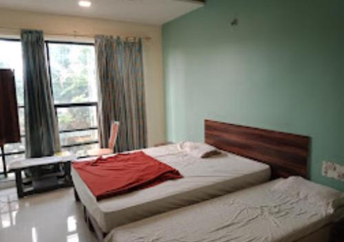 um quarto com uma cama grande e uma janela em Hotel Udayshree Palace Latur em Lātūr
