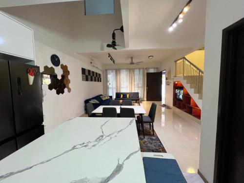 Postel nebo postele na pokoji v ubytování NEW! Naiz Crib 4 Bedroom at Kepayang Heights