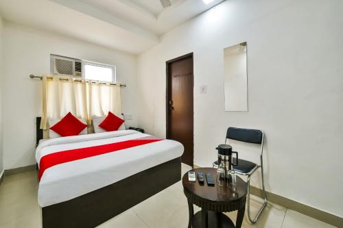 Tempat tidur dalam kamar di OYO Hotel Tirupati Residency