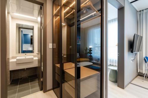 釜山的住宿－Radiant Nampo Hotel，一间带水槽和镜子的浴室