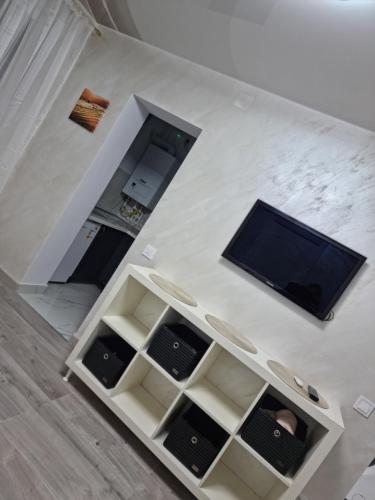 una mesa blanca con TV en una habitación en Apartament in zona centrala., en Hunedoara