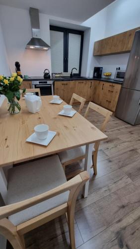 Η κουζίνα ή μικρή κουζίνα στο Przestronny Luksusowy Apartament, Klimatyzacja, Duży Parking, Zameldowanie 24h, 2 sypialnie, salon, kuchnia, pralnia, monitoring, 95mkw