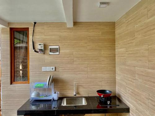 cocina con fregadero y encimera en Sridewi Villas Ubud en Ubud