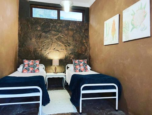 Zimmer mit 2 Betten und einem Fenster in der Unterkunft La Luna @ Misty Mountains in Studholme