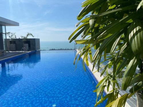 uma vista para a piscina de beiral infinito num resort em Hotel Windy Terrace em Cox's Bazar