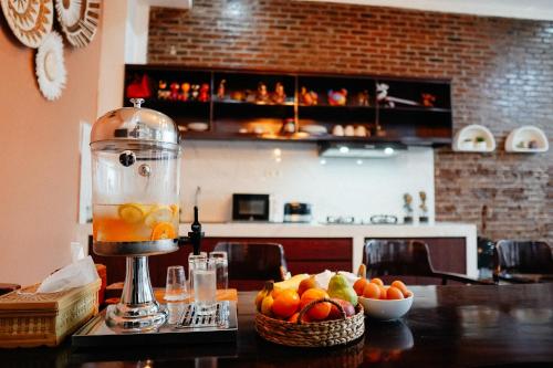 瑪琅的住宿－Emka Villa Traditional Minimalist，坐在桌子上的搅拌机,上面有水果