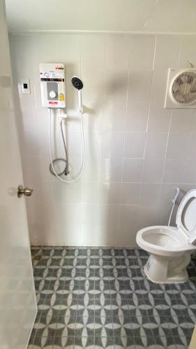 a bathroom with a toilet and a shower in it at บ้านนอร์ดิกวิลล่า เขาค้อ in Ban Thung Samoe