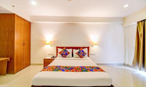 um quarto com uma cama grande num quarto em FabHotel Prime Indeedcare Hotel & Resorts em Jojera