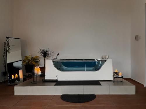 Habitación con baño con bañera azul. en Jenderam Hill Villa, en Sepang