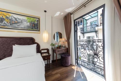 1 dormitorio con 1 cama y balcón en Hanoi Calista Hotel, en Hanói
