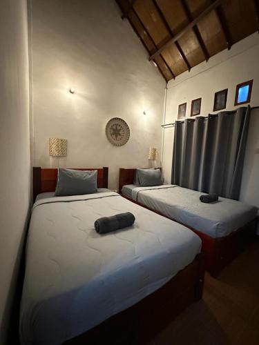 2 camas en una habitación con 2 camas sidx sidx sidx en Tiga Dara Homestay, en Gili Trawangan