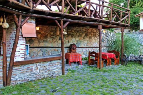 Κήπος έξω από το Melnik Pyramids Guesthouse
