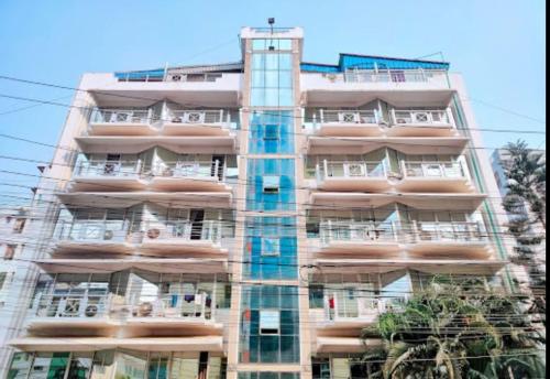 un edificio alto con balcones a un lado. en Coral Reef Cox's Bazar, en Cox's Bazar