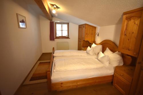 a bedroom with two beds and a window at Brunnenhof Apartments in Pettneu am Arlberg